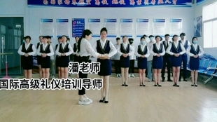 正式场合中优雅站立 一场无声的礼仪服务